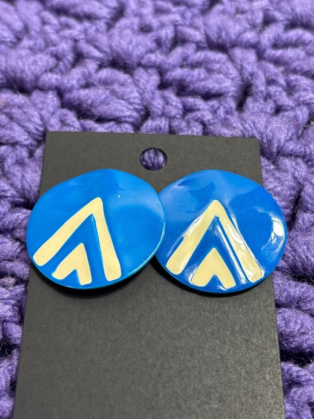 Vintage Heavy Blue Enameled Round Stud Earrings White Arrows 1.25 inches